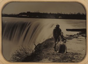Coppia alle Cascate del Niagara con Impermeabili da Henry Hollister